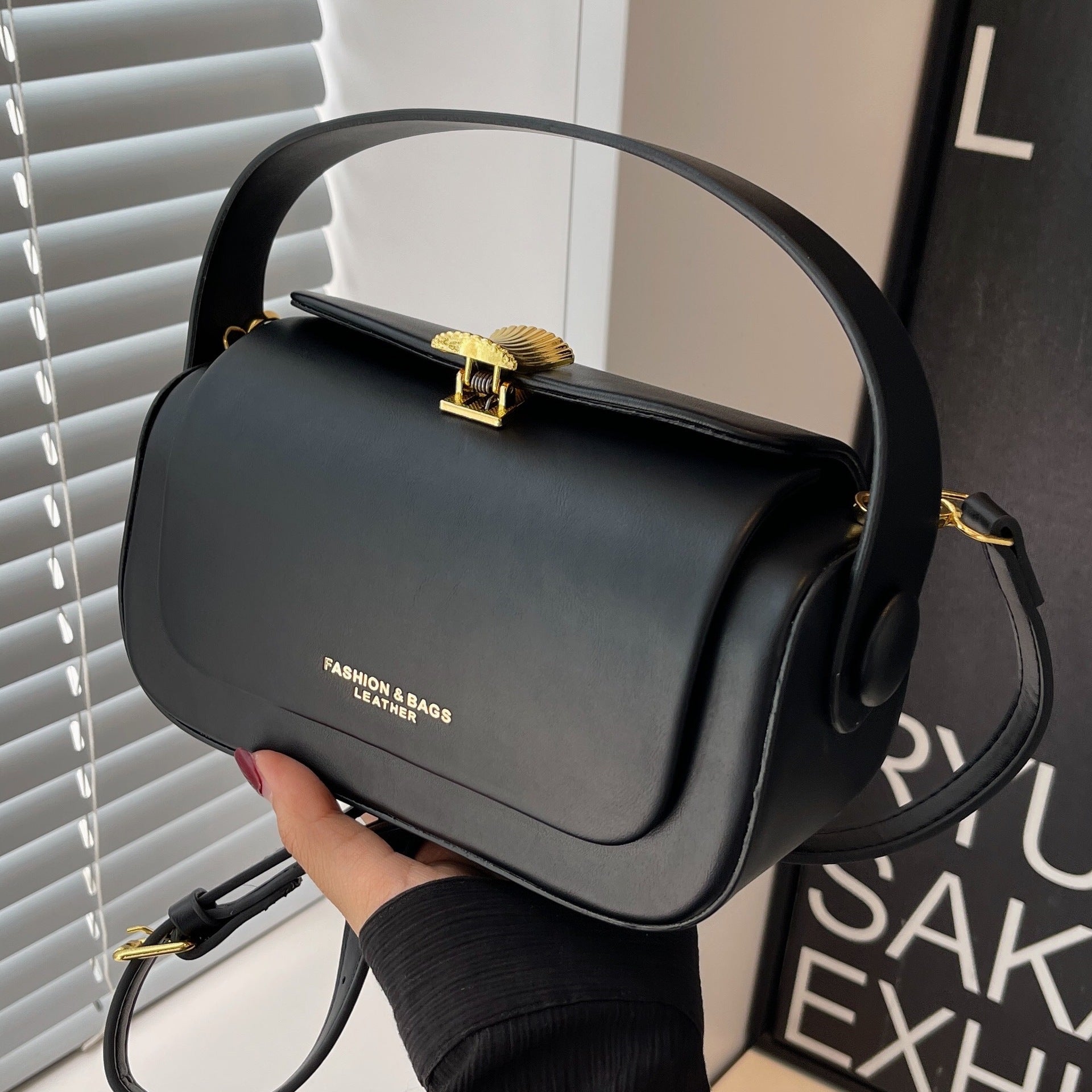 Borsa Donna Nera con Fibbia Dorata — Stile Elegante